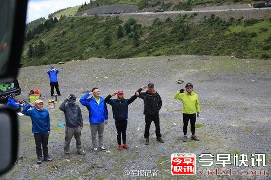 沿途群众纷纷向解放军致敬。 （来自新浪微博：军报记者）