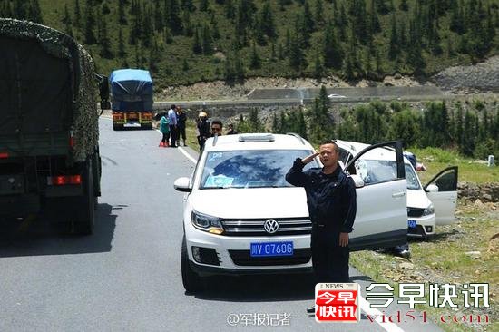 沿途群众纷纷向解放军致敬。 (来自:军报记者)
