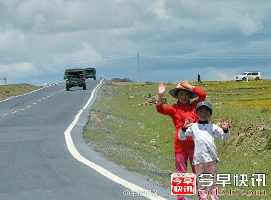 图为小朋友向解放军敬礼。 (来自:军报记者)