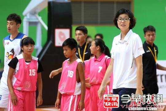 前女篮国手、姚基金管委会委员叶莉参加闭幕式比赛。　泱波 摄