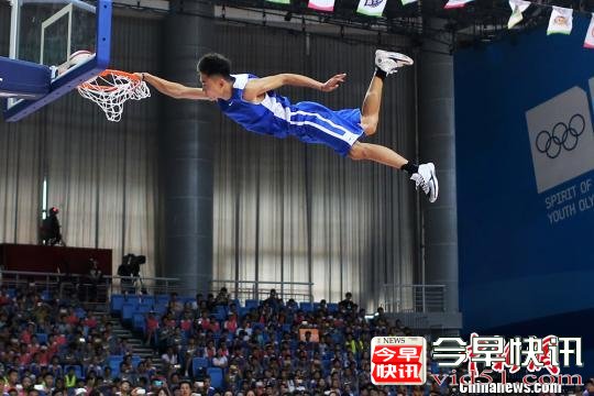 花式扣篮表演。　泱波 摄