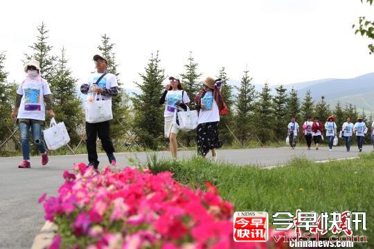 8月19日，160余徒步爱好者健步青海湖，以行走的方式倡议环境保护。图为健步行走再青海湖二郎剑景区的徒步爱好者。　罗云鹏 摄