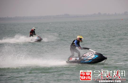 图为摩托艇选手在比赛中。　张一辰 摄