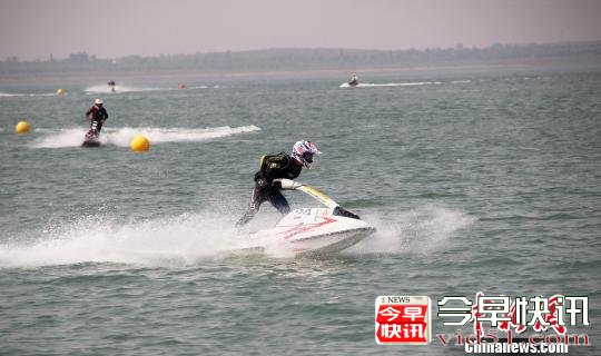 图为摩托艇选手在比赛中。　张一辰 摄