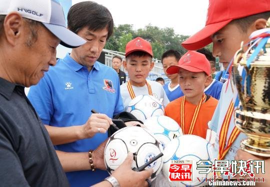 第二届北京晚报百队杯少儿足球城际赛20日在北京奥体中心落幕，本次百队杯城际赛共邀请了8个城市的U13球队来参赛。为响应国家“一带一路”的倡议，本次比赛不仅有北京、天津、张家口、保定、烟台和青岛的球队参加，更特别邀请了西安和新疆乌鲁木齐的小球员们前来参赛。最终，新疆队的小球员们经过点球大战获得了本次比赛的冠军。　刘平 摄