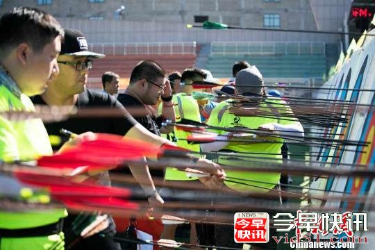 中俄选手在绥芬河参加射箭比赛 张江 摄