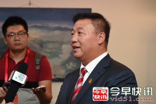 疯狂体育董事长张力军接受媒体采访。 活动主办方供图。