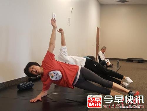 资料图：2017年春节期间，她在美国接受了右侧髋关节置换手术。 中新社记者 张朔 摄