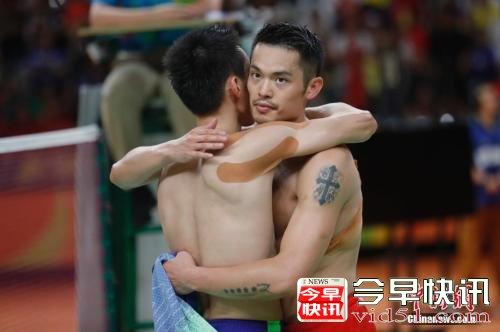 资料图：里约奥运会羽毛球男单半决赛，林丹与李宗伟赛后拥抱。 中新网记者 盛佳鹏 摄