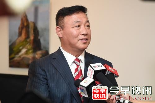 张力军接受媒体采访。 活动主办方供图。