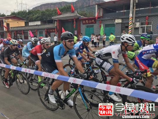 来自中国、美国、白俄罗斯、德国、伊朗等中外10余个国家和地区的18支知名车队选手展开角逐。　张鹏翔 摄