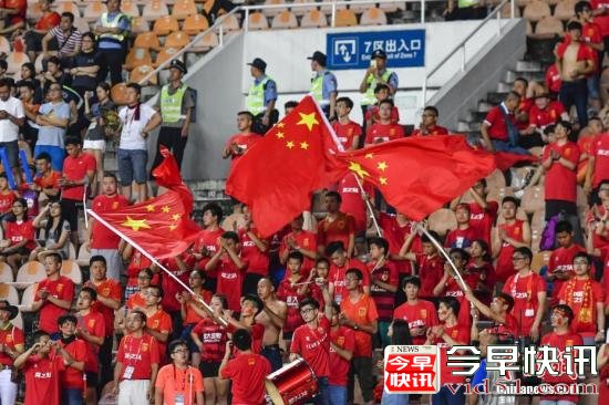 资料图：球迷挥动国旗为国足加油助威。 中新社记者 陈骥旻 摄