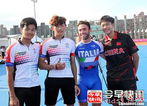 图为赛后潘宇烁(右1)与获得亚军、季军的中华台北队选手(左1， 左2)，以及来自意大利获得第四名(左3)的选手合影留念。 中新社记者 邢利宇 摄
