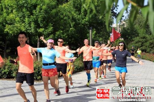 活动吸引众多跑步爱好者参与。　何建勇 摄
