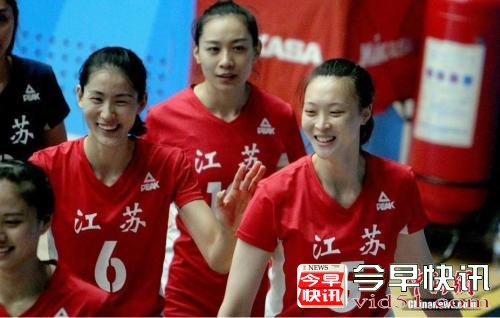 女排比赛备受关注。 中新社记者 张道正 摄