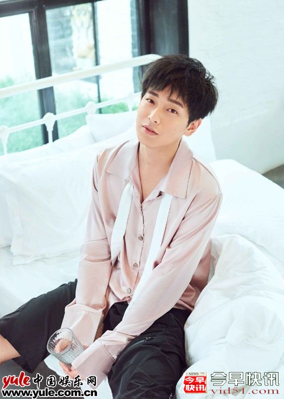 彭昱畅穿着粉色绸制睡衣,搭配黑色短裤