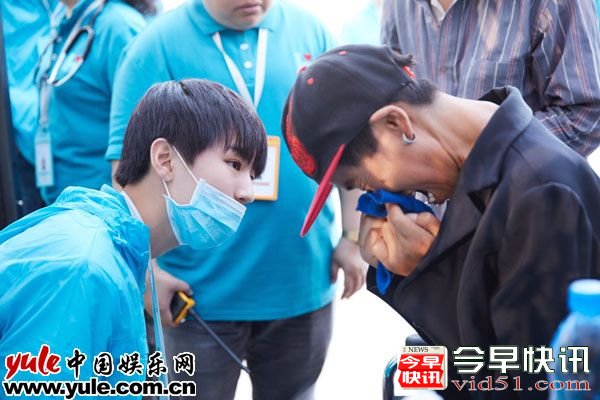 配图5王俊凯安抚病人