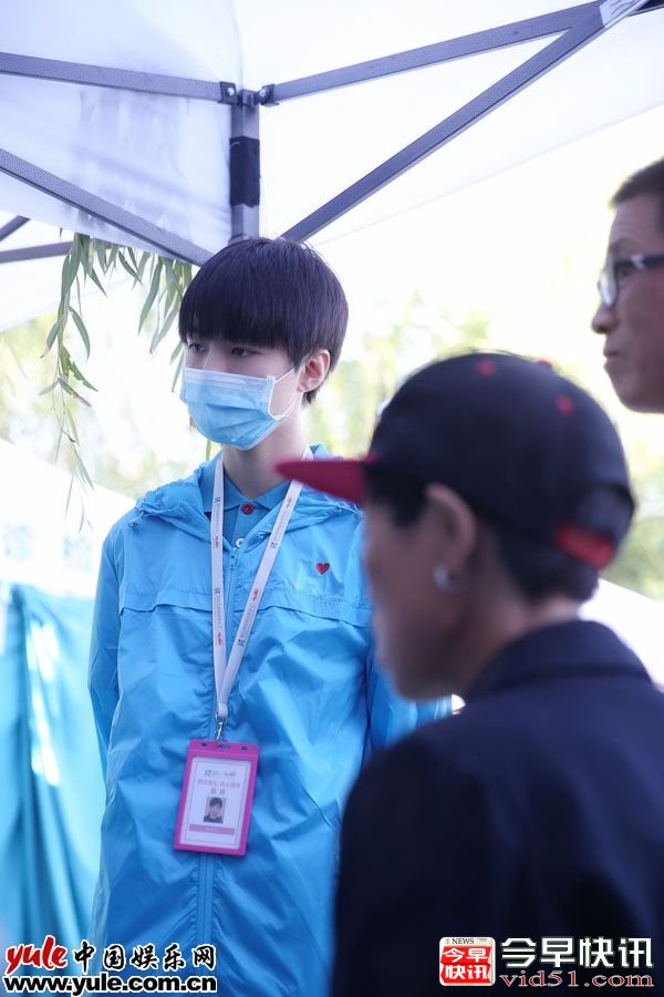 配图2王俊凯参加巡诊,听医生讲解病情