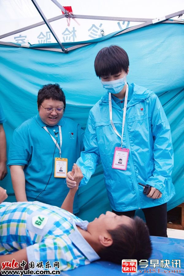 配图6王俊凯安抚脑瘫患儿