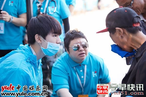 配图4王俊凯与韩红看望病患