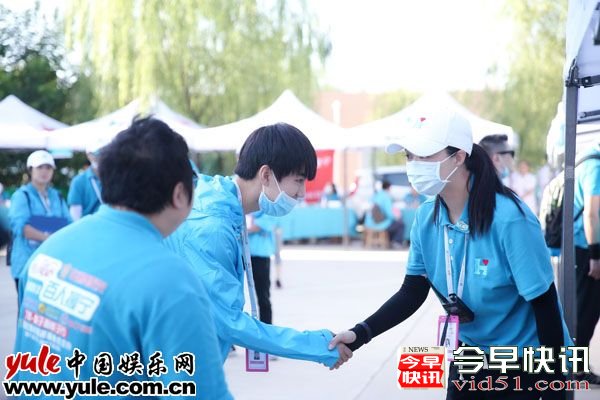 配图3王俊凯与明星志愿者蒋欣见面