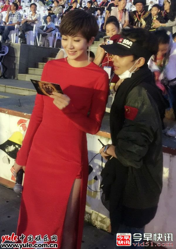 主持人紫檀主持彝族火把节