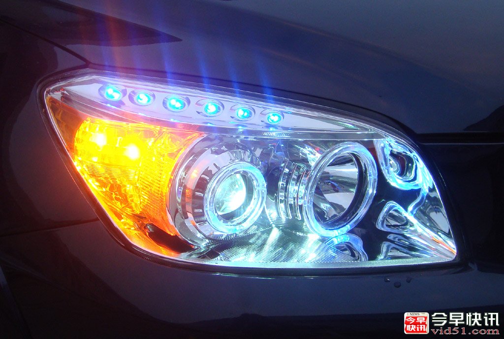 简单更换烧坏灯泡 车外灯具保养很重要