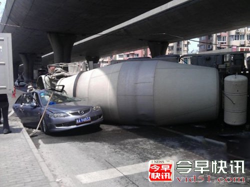 沪搅拌车追尾压扁马自达 无大人员伤亡