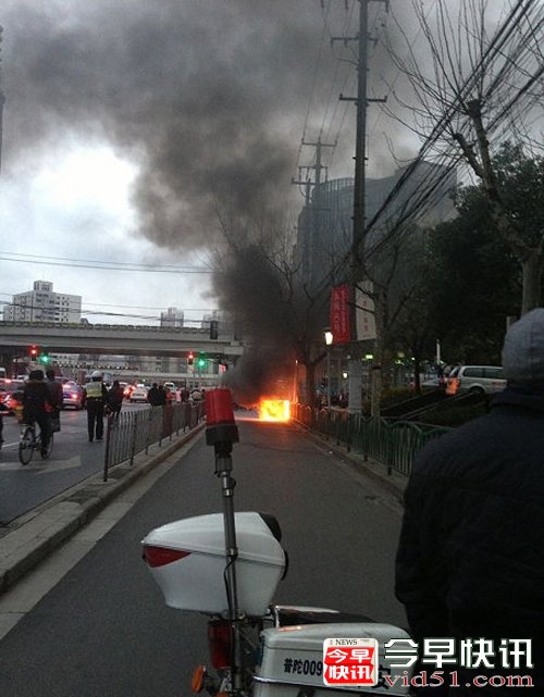 沪晚高峰三车自燃事故再起 被烧成空壳