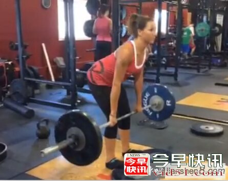硬拉时为什么要脚踩木板（脚踝垫高）呢