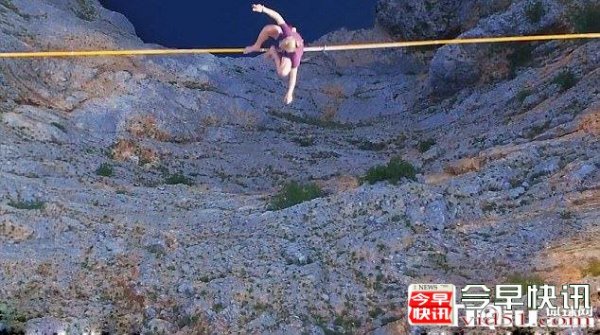 奥地利极限达人上演红湖高空行走 扁带高空行走高清图片