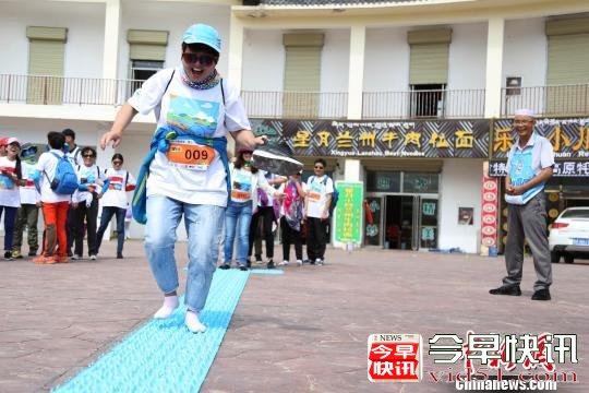 
      160余徒步爱好者健步青海湖 倡议环境保护
      