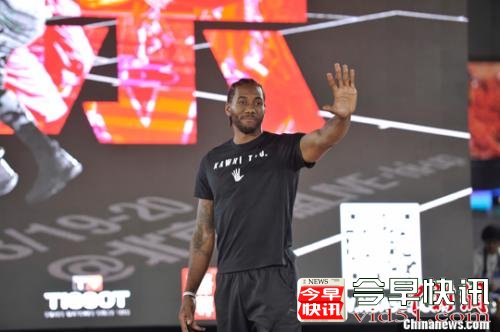 
      马刺球星伦纳德助阵“NBA5v5”全场高呼“MVP”
      
