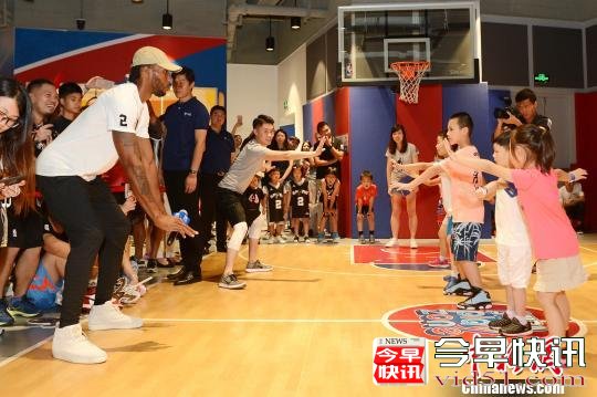 
      马刺巨星伦纳德空降上海 现身NBA乐园人气高
      