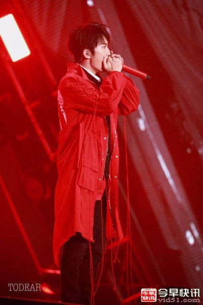 TFBOYS四周年燃爆南京 易烊千玺全新魅力惊艳全场