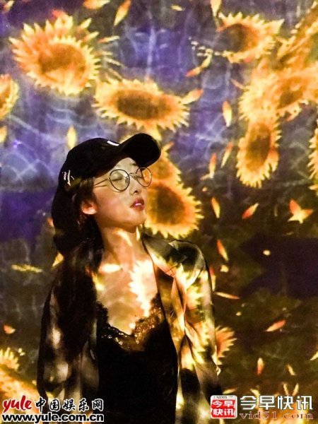 蒋梦婕置身花海发福利 这样的花仙子你见过吗？