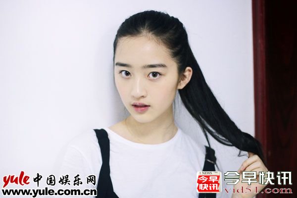 邓恩熙扎马尾自带少女力  加盟新戏心情好
