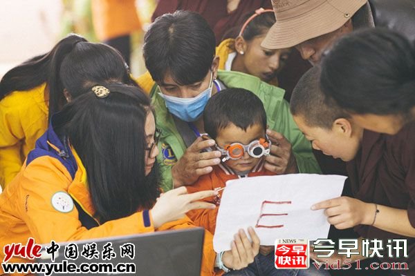 蒲巴甲西藏“光明行”怀抱婴儿背老人 炙热善心在公益路上再前行