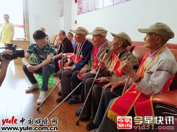 张睿赴成都探望抗战老兵 活动现场被赞“