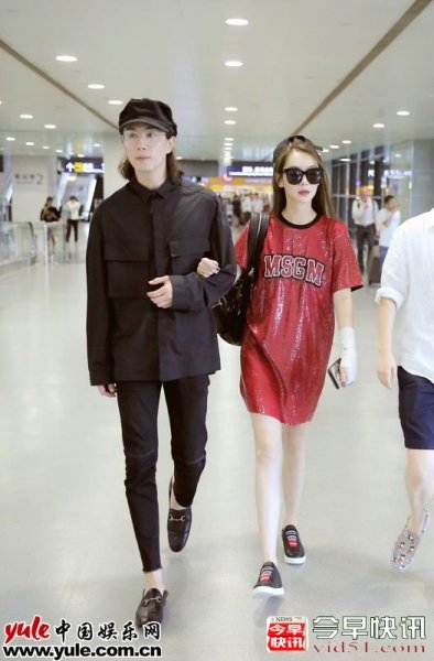 戚薇李承铉机场撒狗粮  网友：戚哥反戴帽子超酷