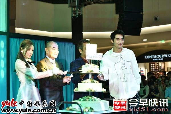 林更新出席活动与张天爱热聊  拒采访避谈恋情