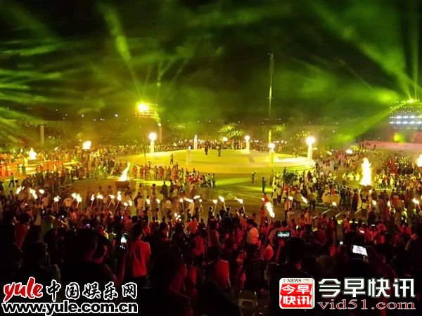 紫檀独挑大梁主持彝族火把节 数十万人共度狂欢夜