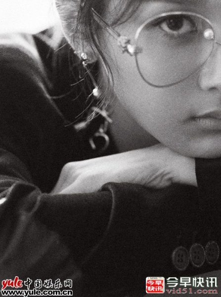 最in眼镜妹！杨紫新写真玩转复古风 解锁初秋文艺新穿搭
