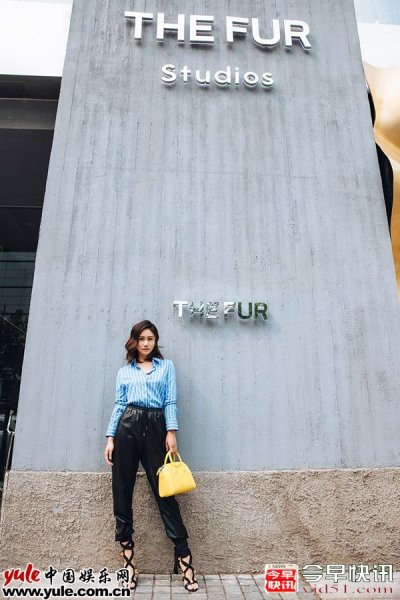 刘芸时尚潮街拍 简洁时髦引领通勤时尚