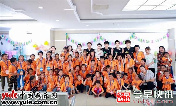 范冰冰彭小苒《挑盟》传递爱心 赴医院探望“爱里的心”患儿