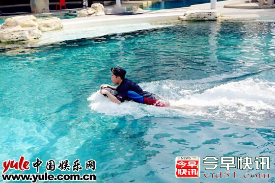 “真诚CP”小粉红不断 郑恺程晓玥新加坡牵手海豚湾恋