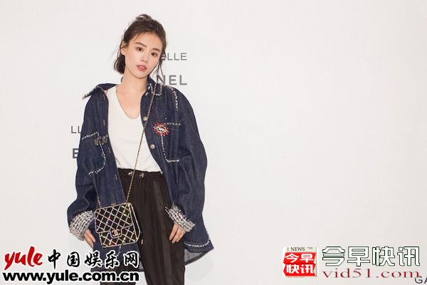 捕捉潇洒girl一枚！马思纯小露香肩展不羁魅力