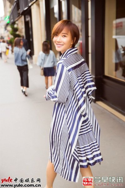 王珞丹街拍或浅笑或凝目 展现双面魅力