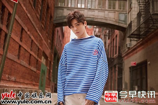 侯明昊纽约街头“条纹杀”  率性洒脱少年感爆棚