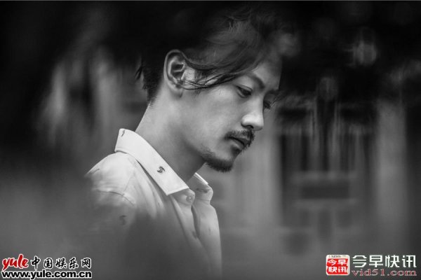 陈晓文艺风写真曝光 眼神忧郁电影感十足